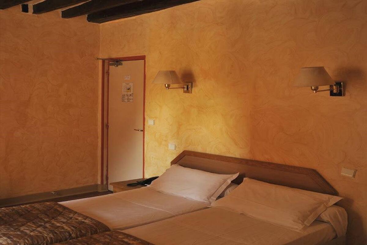 Double or Twin Room | Desk, soundproofing, WiFi (free), bed sheets
