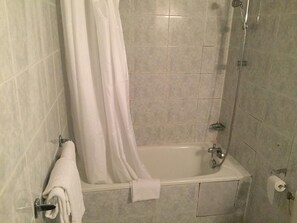 Combined shower/tub, free toiletries, hair dryer, towels - Léonard de Vinci 2 (Paris)