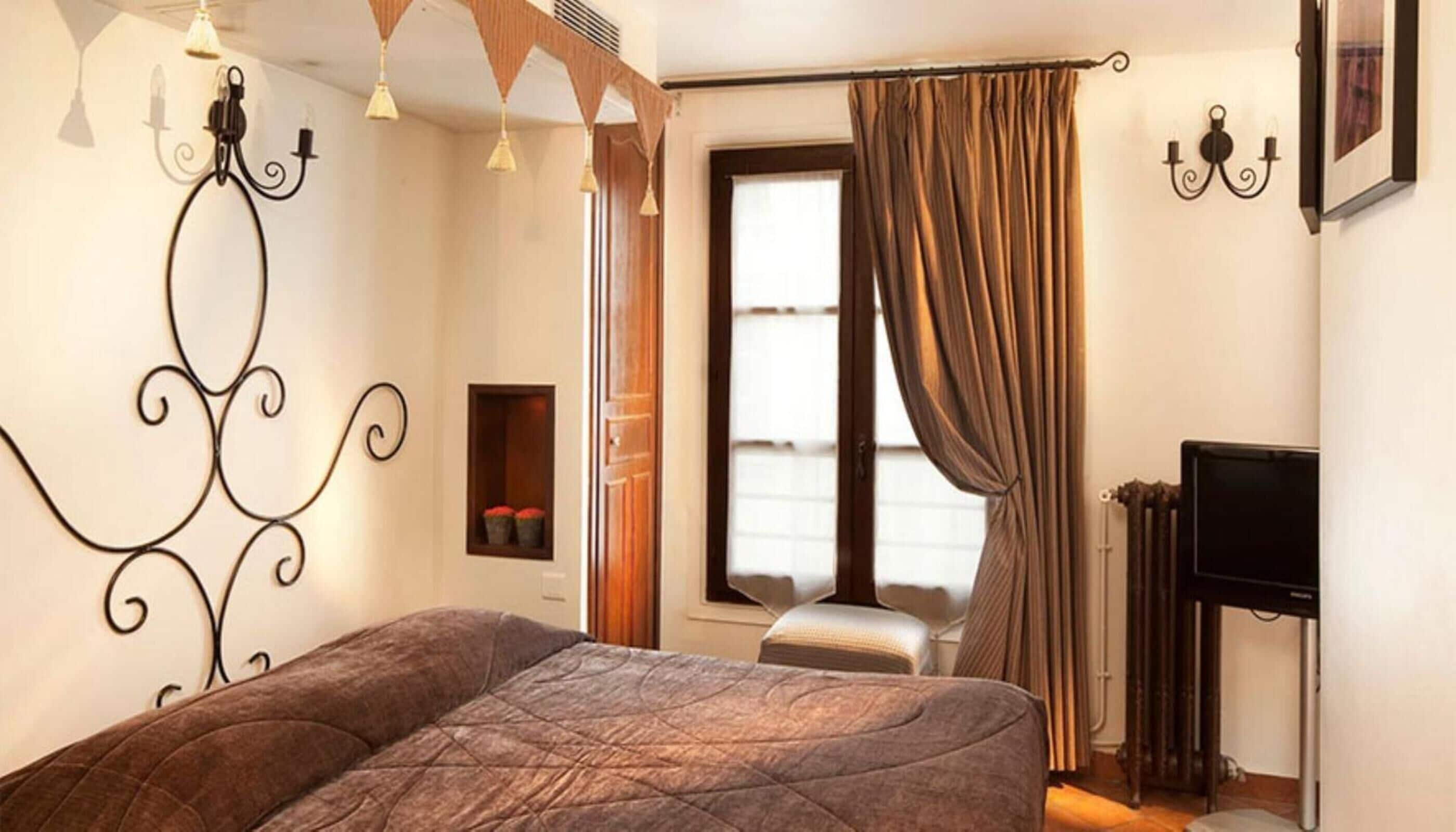 in-room safe, desk, soundproofing, free wifi