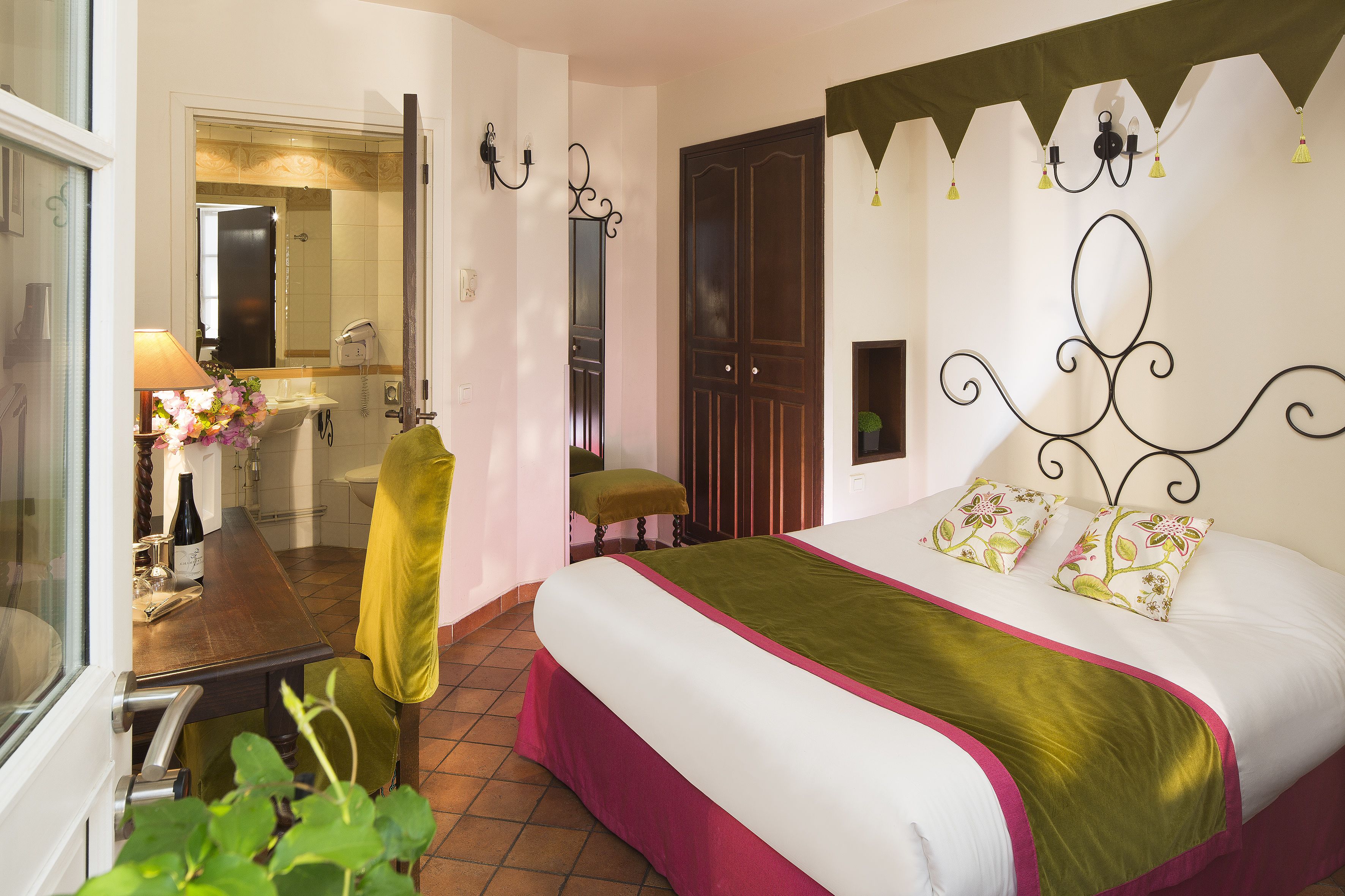 double room | in-room safe, desk, soundproofing, free wifi