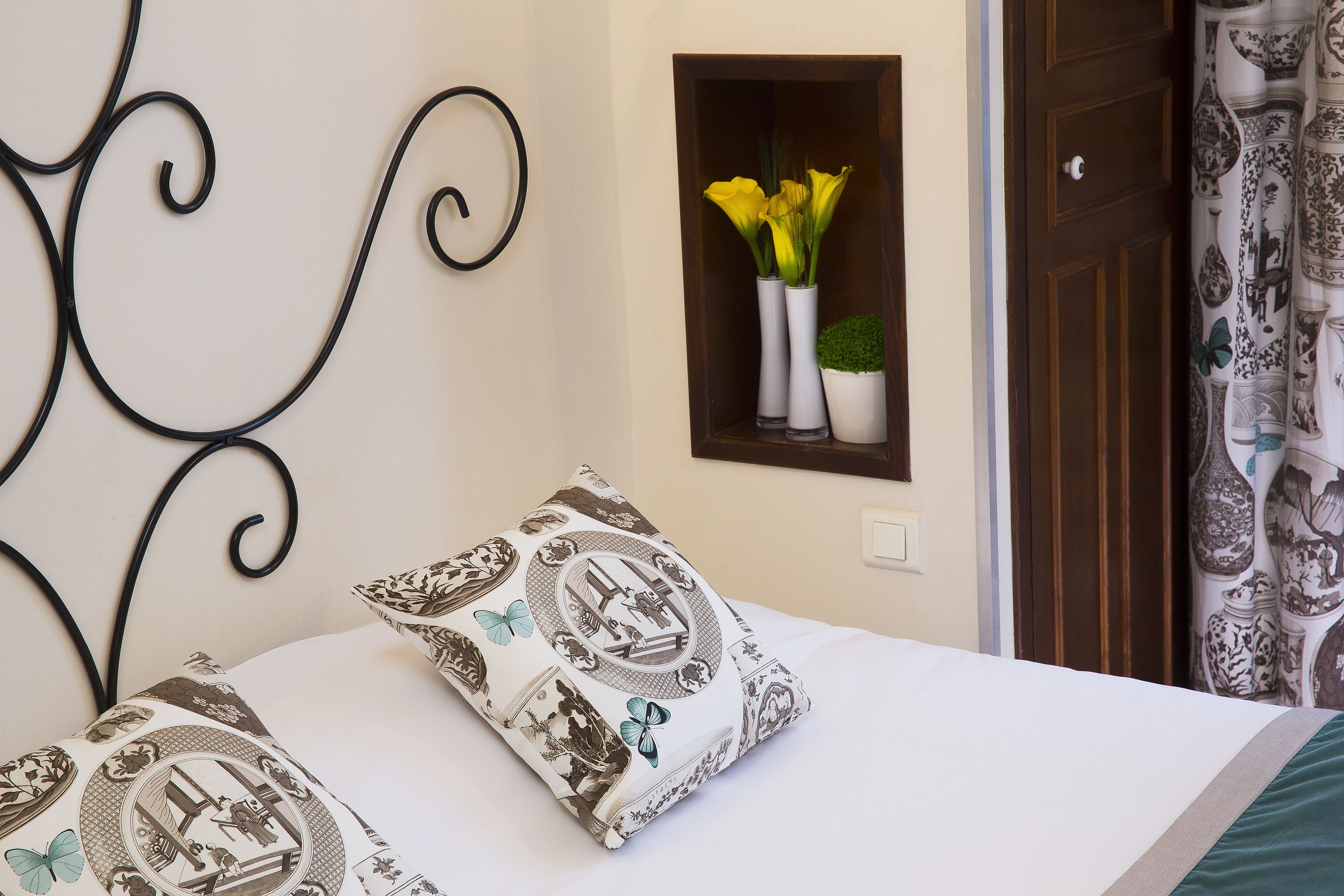 in-room safe, desk, soundproofing, free wifi