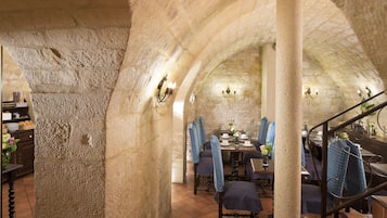 Desayuno buffet diario (EUR 13.00 por persona)