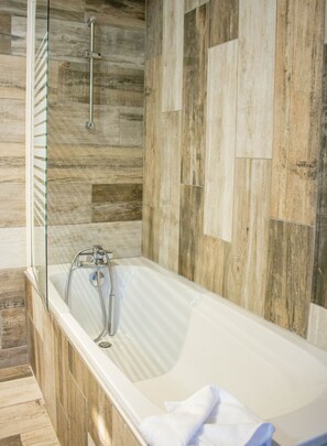 Chambre supérieure double | Salle de bain | Articles de toilette (gratuits), séchoir à cheveux, serviettes fournies