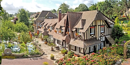 Façade de l’hébergement. Hostellerie de la Vieille Ferme