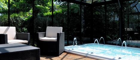 Couples treatment rooms, body treatments, hot stone massages, body wraps