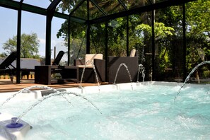 Couples treatment rooms, body treatments, hot stone massages, body wraps