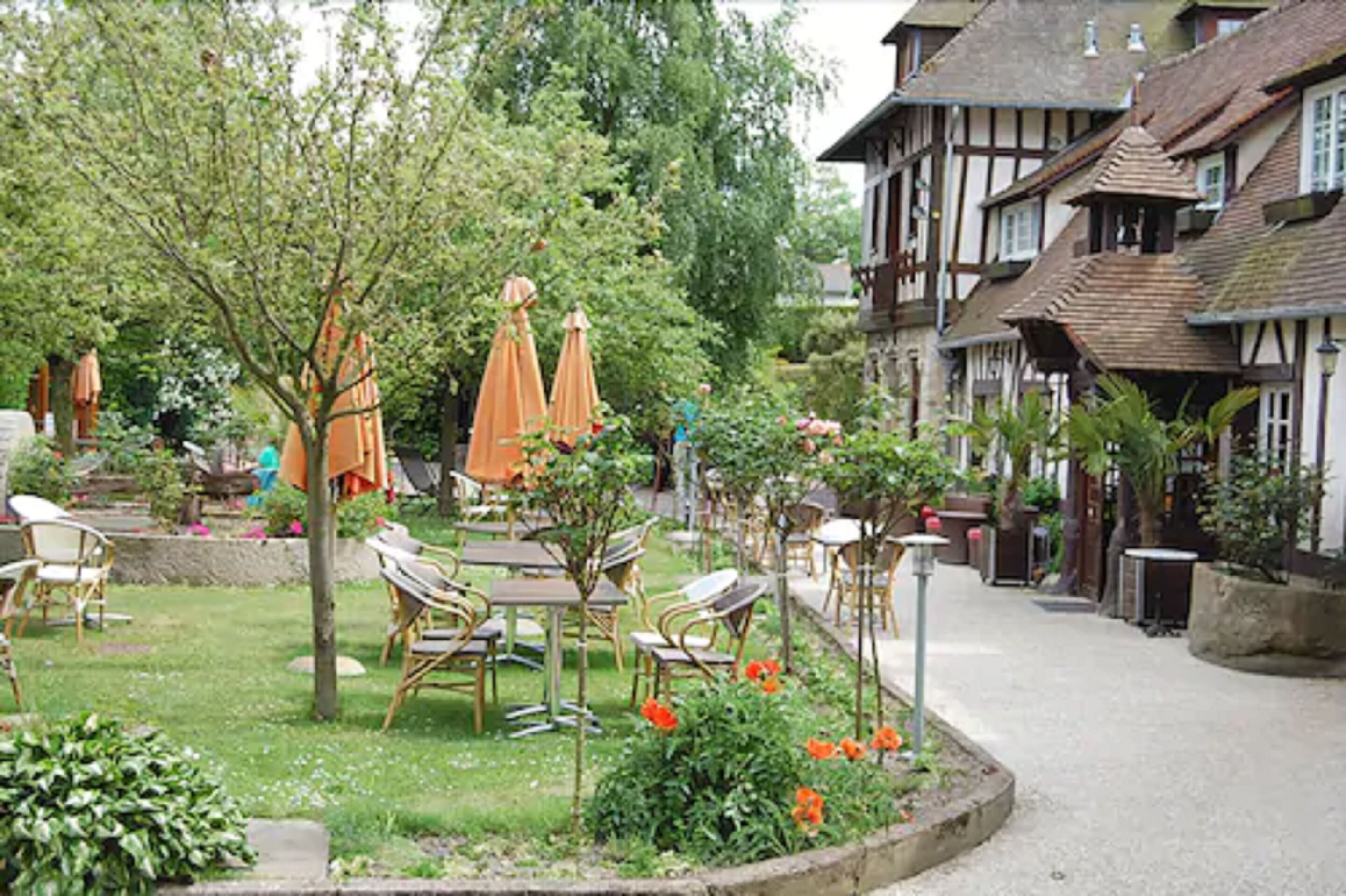 Déjeuner et dîner servis sur place, spécialités Cuisine française