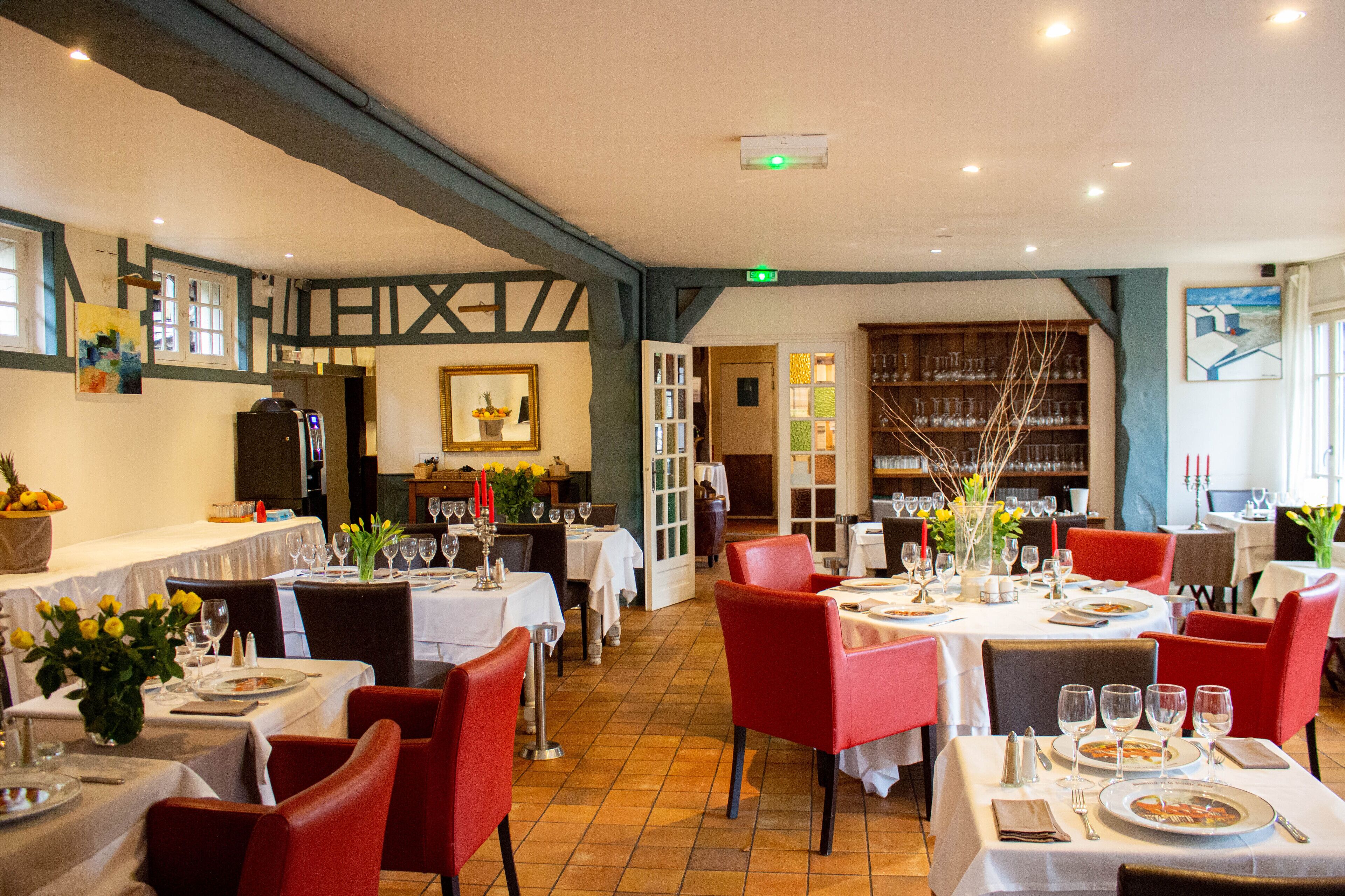 Déjeuner et dîner servis sur place, spécialités Cuisine française