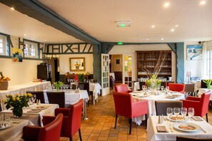 供應午餐和晚餐，法國料理