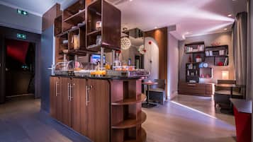 Petit déjeuner buffet (10 EUR par personne)