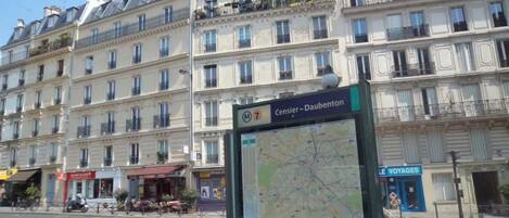 A bus stop with a map and the sign 'Censier-Daubenton'.