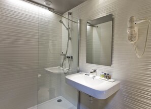 Free toiletries, hair dryer, towels - Hôtel Garance (Paris)