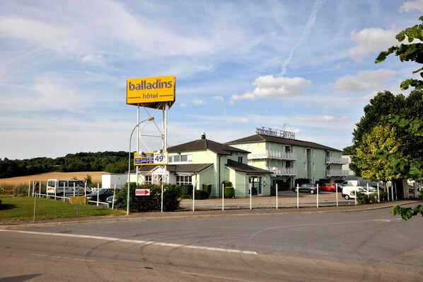 A hotel named 'bailadins' with a sign indicating a price of 49€. - Hotel initial by balladins Roissy CDG / Saint-Mard (Saint-Mard)