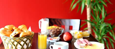 TĂ€gliches kontinentales FrĂŒhstĂŒck (7.00 EUR pro Person)