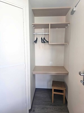 Tabla de planchar con plancha, wifi gratis, ropa de cama