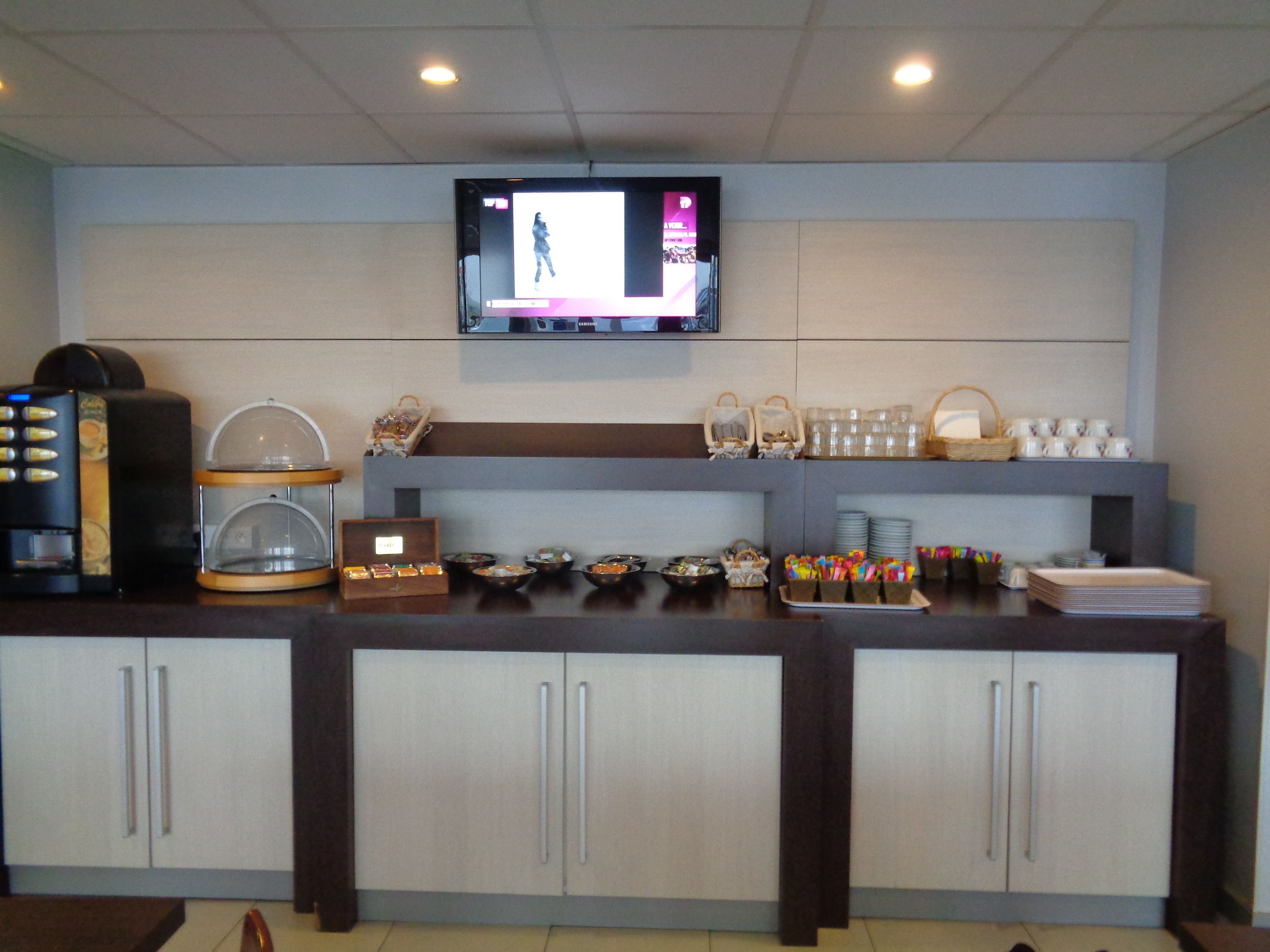 Daily continental breakfast (EUR 7.00 per person)