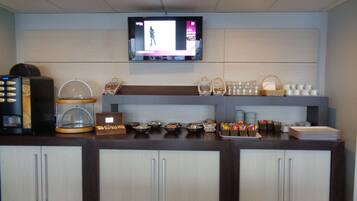 Daily continental breakfast (EUR 7.00 per person)