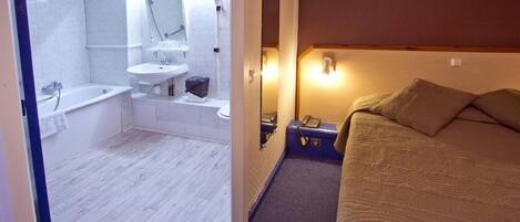 Skrivebord, lydisolering, strygejern/strygebræt, gratis Wi-Fi