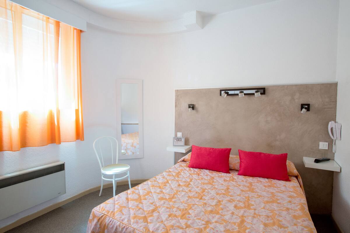 Desk, iron/ironing board, free WiFi, wheelchair access