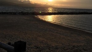 A beach at sunset with a rocky shoreline and waves. - Hôtel Paradis (Bormes-Les-Mimosas)