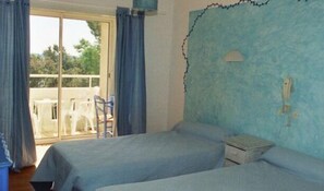 In-room safe, desk, free cots/infant beds, free WiFi - Hôtel Paradis (Bormes-Les-Mimosas)