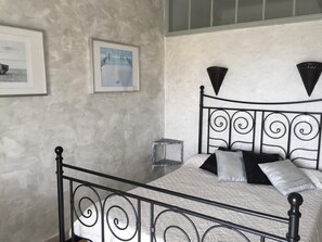 In-room safe, desk, free cots/infant beds, free WiFi - Hôtel Paradis (Bormes-Les-Mimosas)