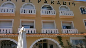A building with the sign "HOTEL PARADIS" indicating it is a hotel. - Hôtel Paradis (Bormes-Les-Mimosas)