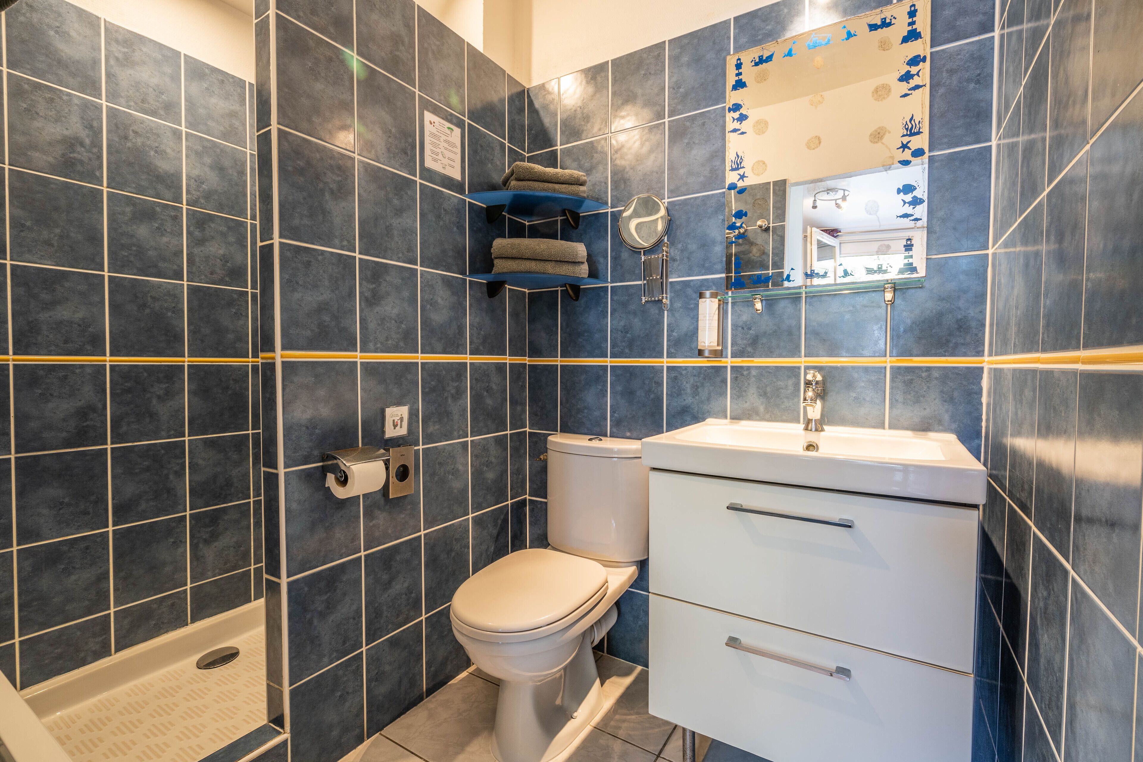 superior double room, 1 double bed (double superieur) | bathroom | shower, free toiletries, hair dryer, soap