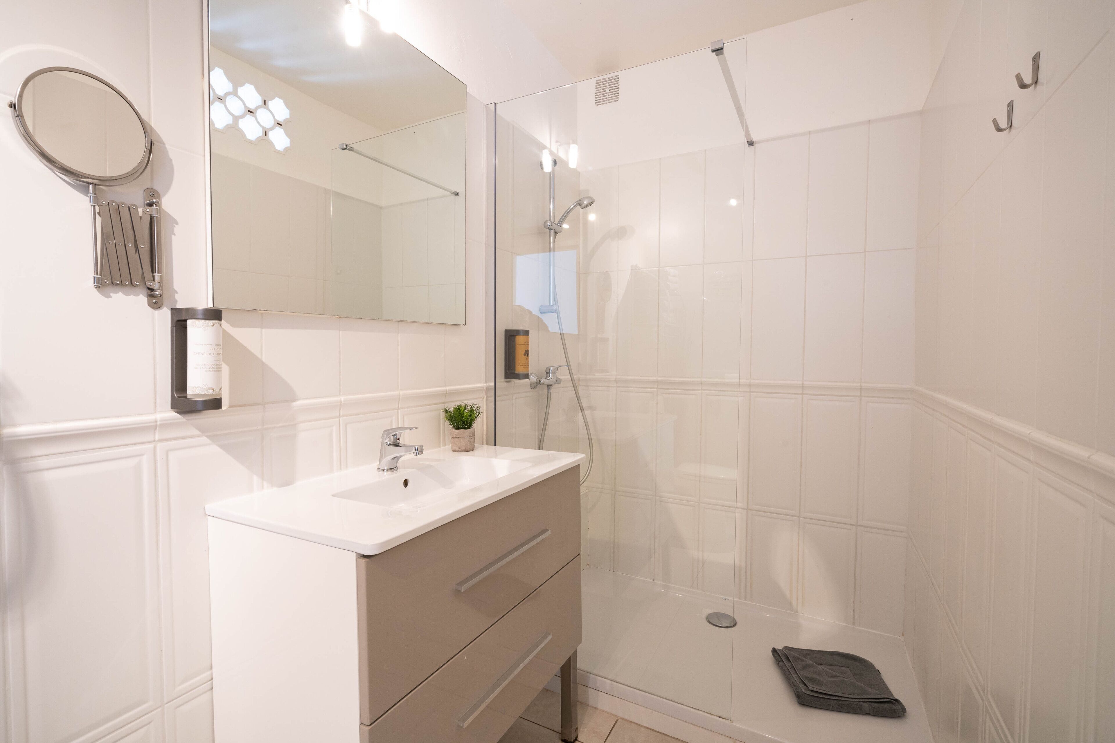 quadruple standard | bathroom | shower, free toiletries, hair dryer, soap