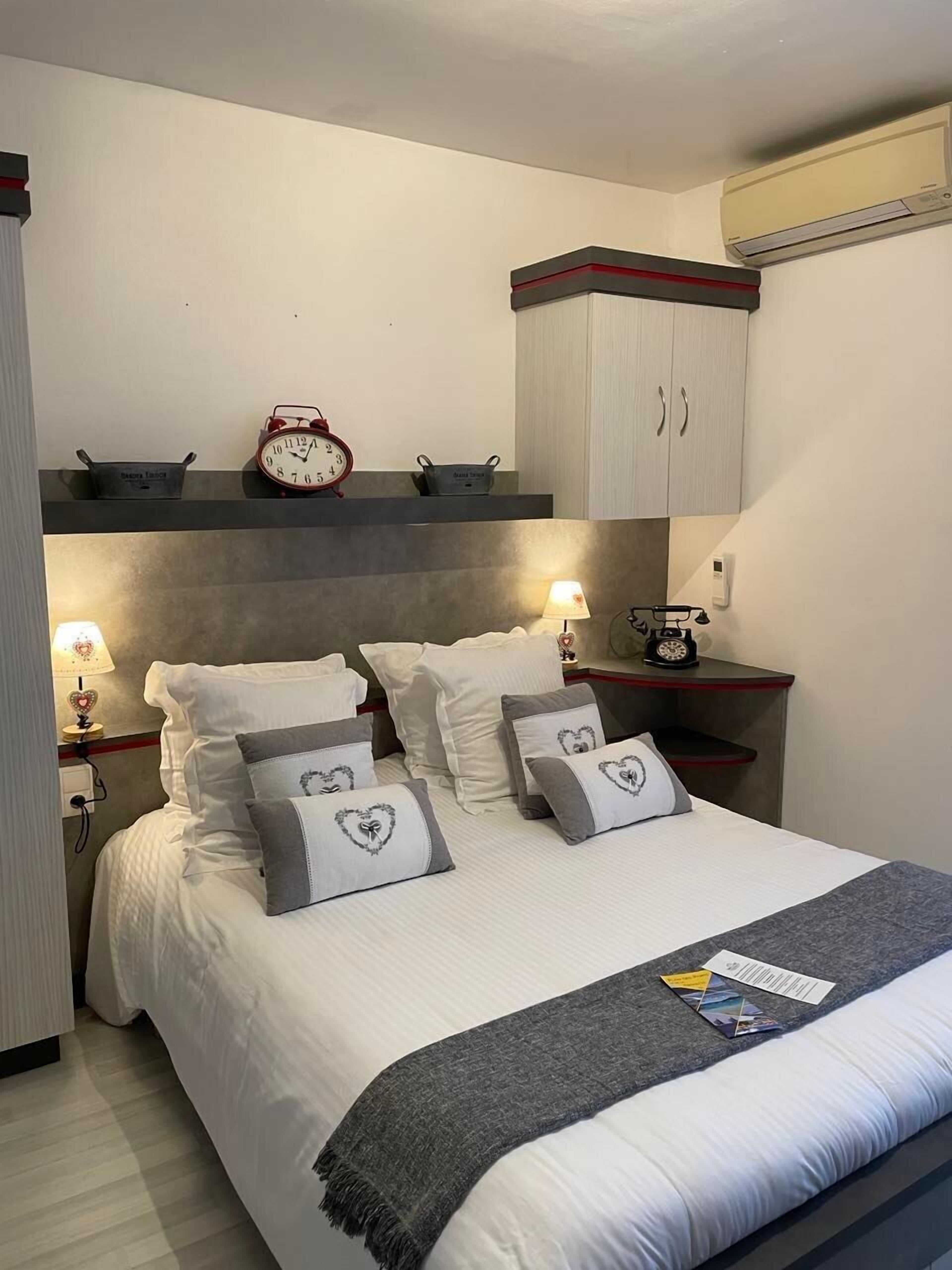 classic double room, 1 double bed | 1 bedroom, individually decorated, desk, laptop workspace