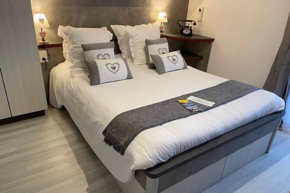 classic double room, 1 double bed | 1 bedroom, individually decorated, desk, laptop workspace