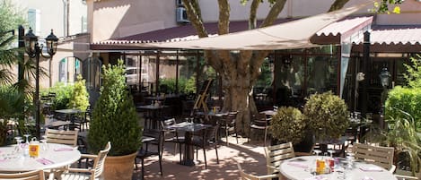 Spécialités cuisine française, restaurant en plein air