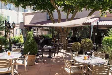 Cocina francesa, restaurante con mesas al aire libre