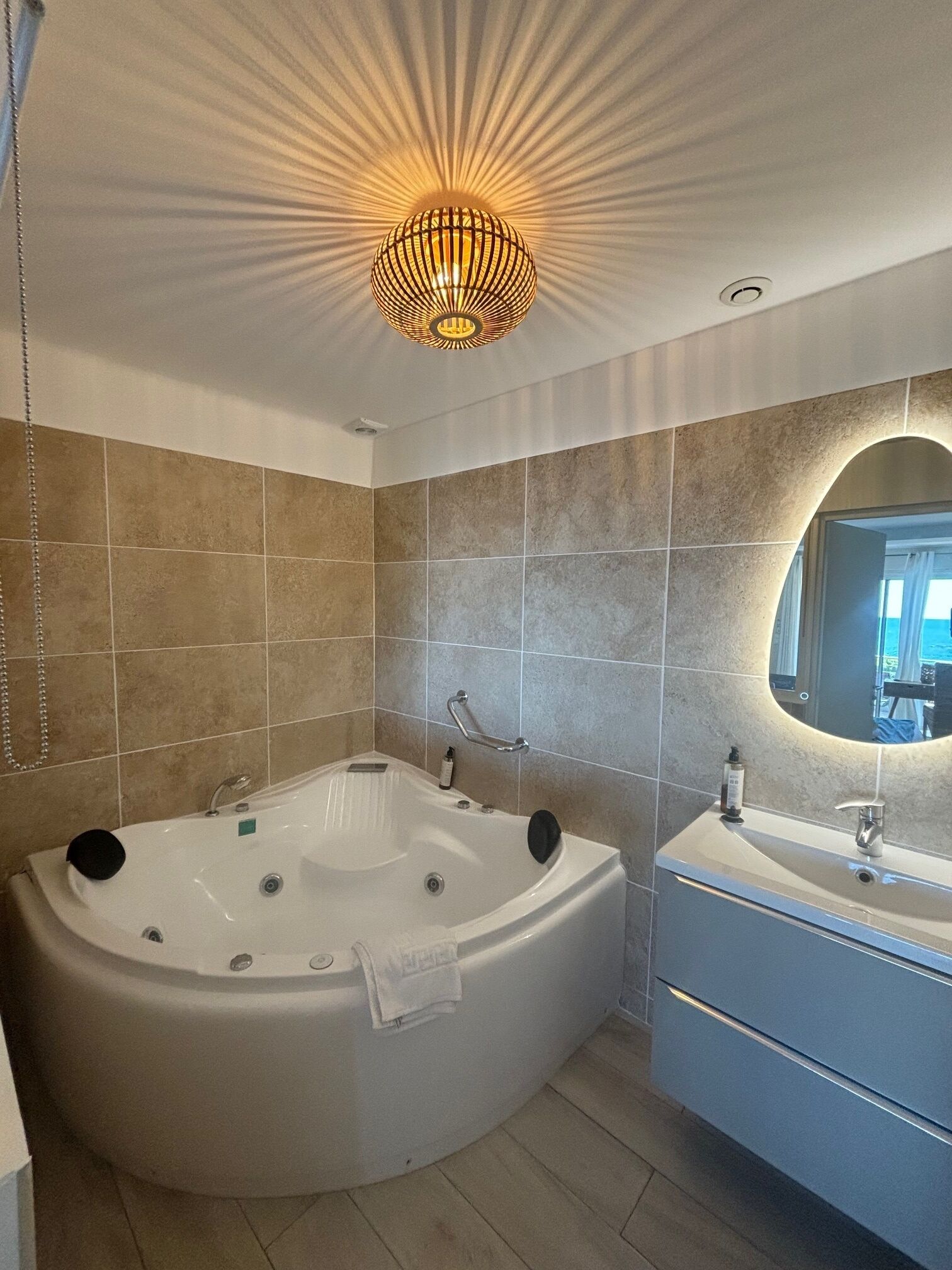 Svit - bubbelbad | Sängtillbehör av högsta kvalitet och värdeförvaringsskåp på rummet