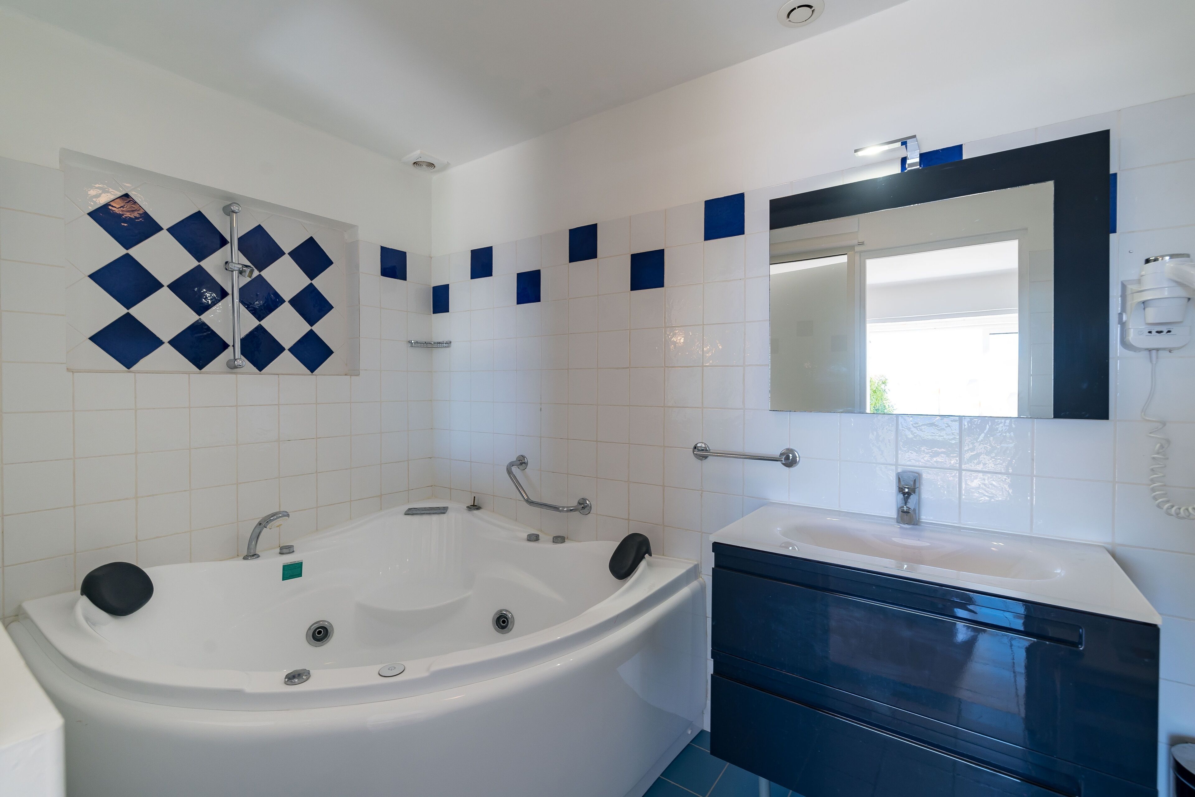 suite, jetted tub | jetted bathtub