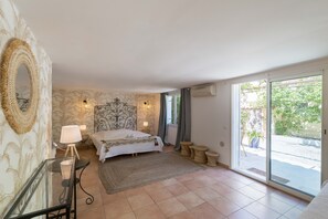 Juniorsvit - utsikt mot trädgården | Sängtillbehör av högsta kvalitet och värdeförvaringsskåp på rummet