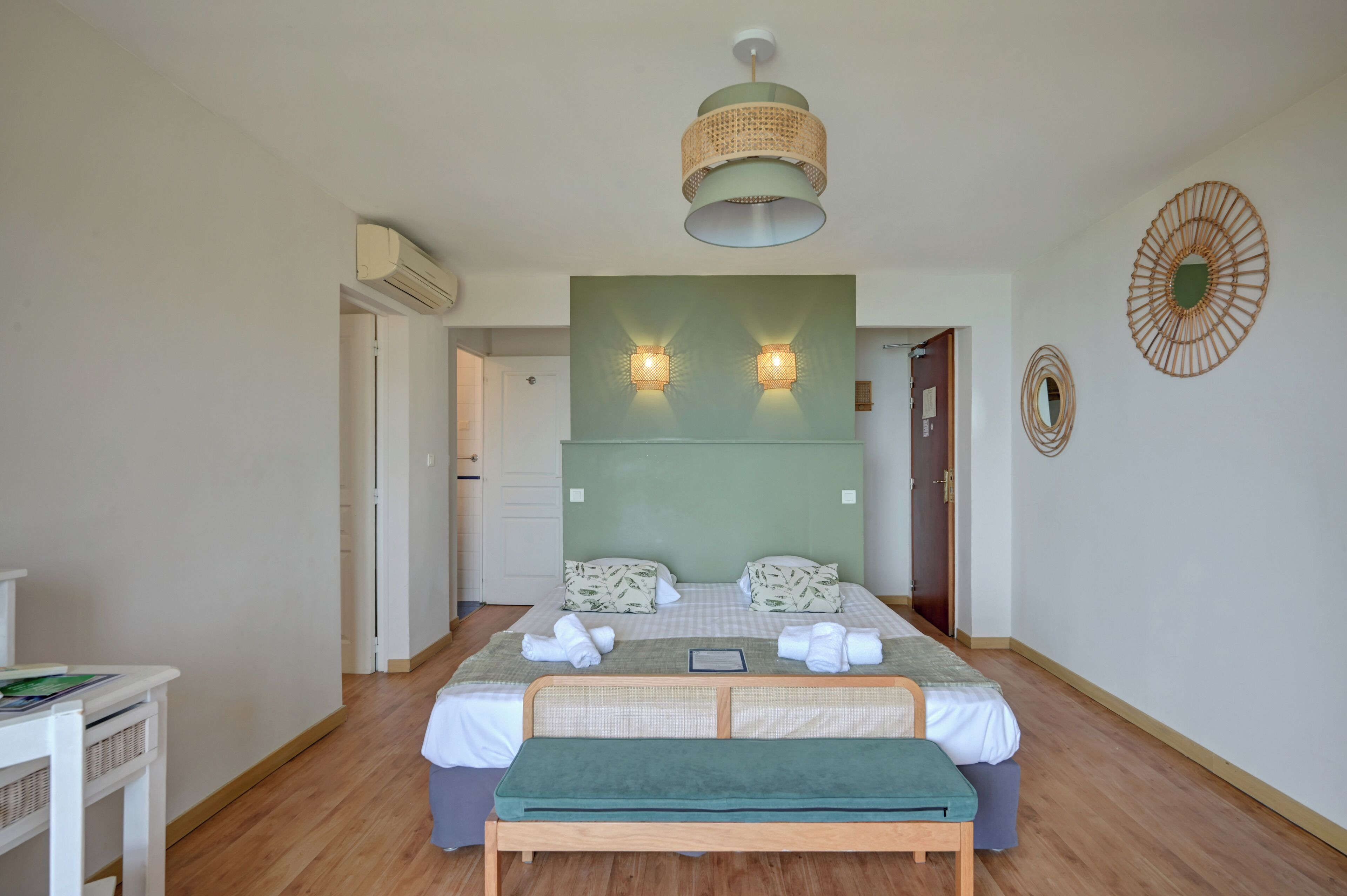 Familjesvit - havsutsikt | Sängtillbehör av högsta kvalitet och värdeförvaringsskåp på rummet