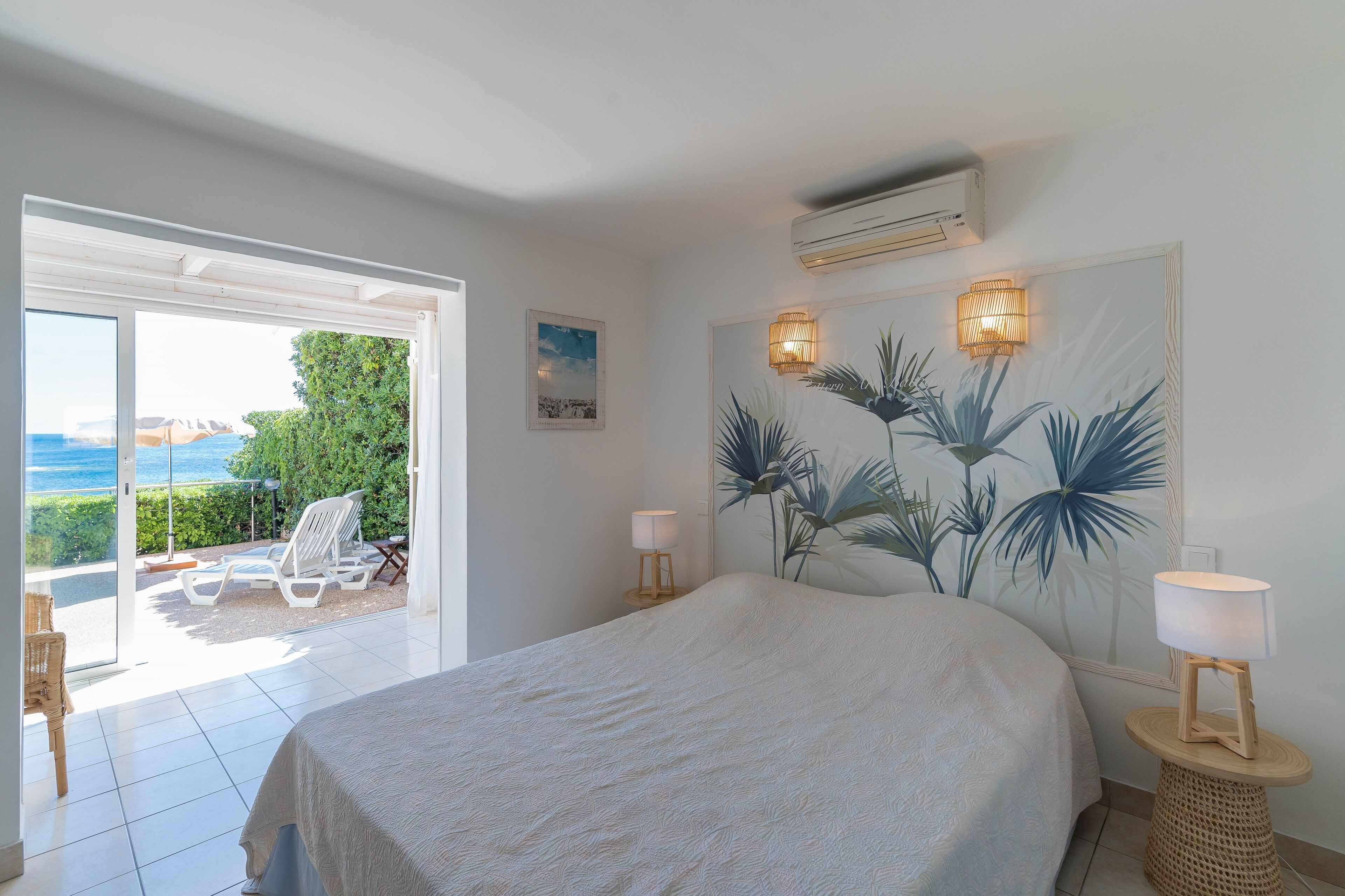 suite, jetted tub | premium bedding, in-room safe, individually decorated, desk