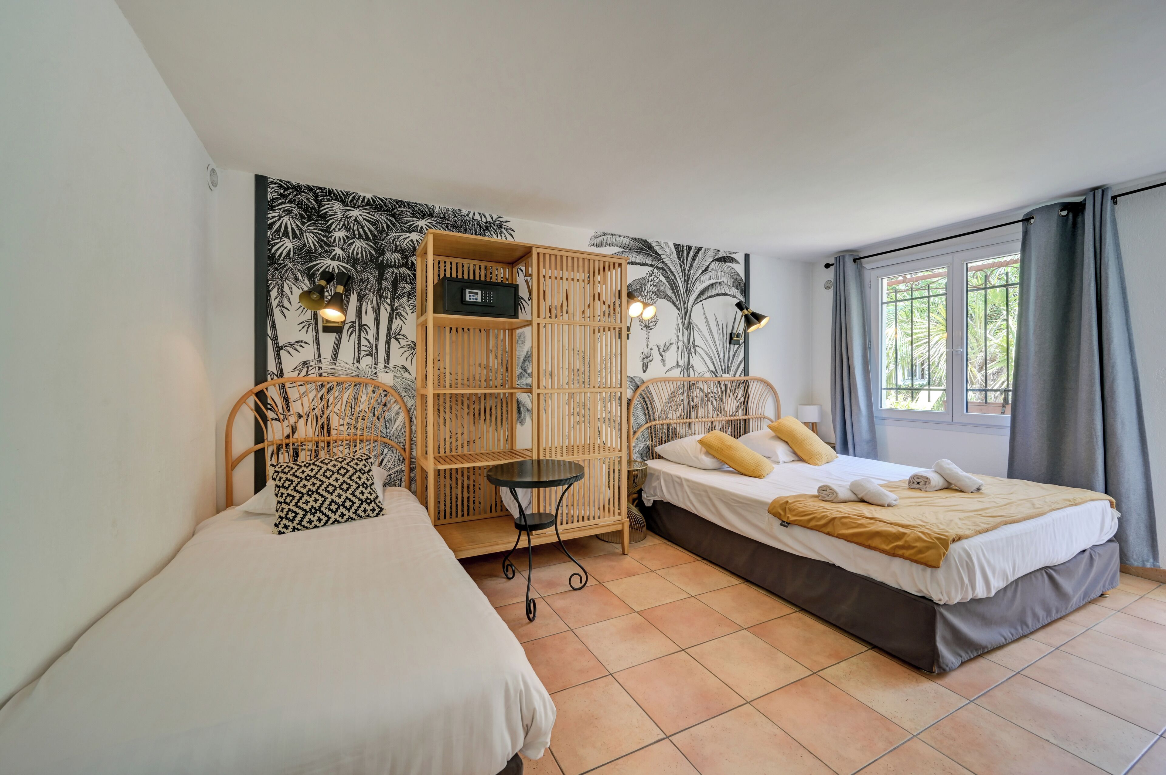 Trippelrum - utsikt mot trädgården | Sängtillbehör av högsta kvalitet och värdeförvaringsskåp på rummet