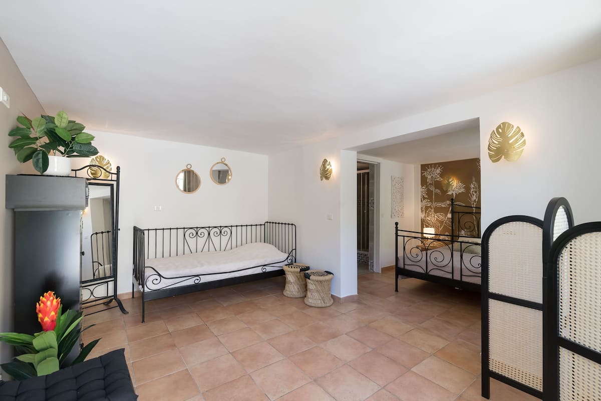 Ropa de cama de alta calidad y caja de seguridad en la habitación