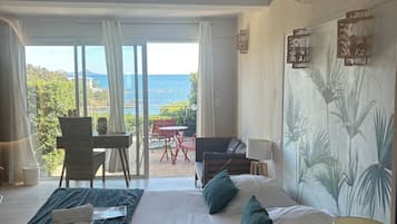 Suite, Whirlpool | Hochwertige Bettwaren, Zimmersafe, individuell dekoriert, Schreibtisch