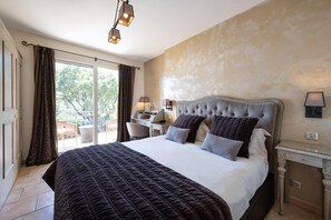 Superior Room | 1 bedroom, premium bedding, minibar, in-room safe