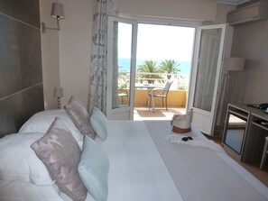 Frette Italian sheets, premium bedding, minibar, in-room safe - Hôtel Espadon (Le Lavandou)