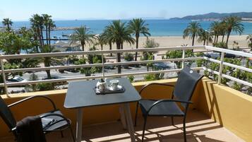 Premium kamer, 1 queensize bed, niet-roken, uitzicht op het strand | Balkon