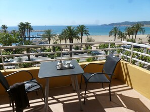 Premium-rum - 1 queensize-säng - icke-rökare - utsikt mot stranden | Balkong