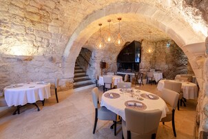 Petit déjeuner et déjeuner servis sur place, spécialités Cuisine locale