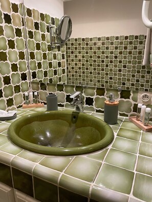 Kahden hengen perhehuone | Kylpyhuone | Designer-hygieniatuotteet, hiustenkuivaaja, kylpytakit, pyyhkeet