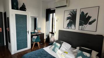 Une chambre à coucher avec un lit, un bureau et une armoire.