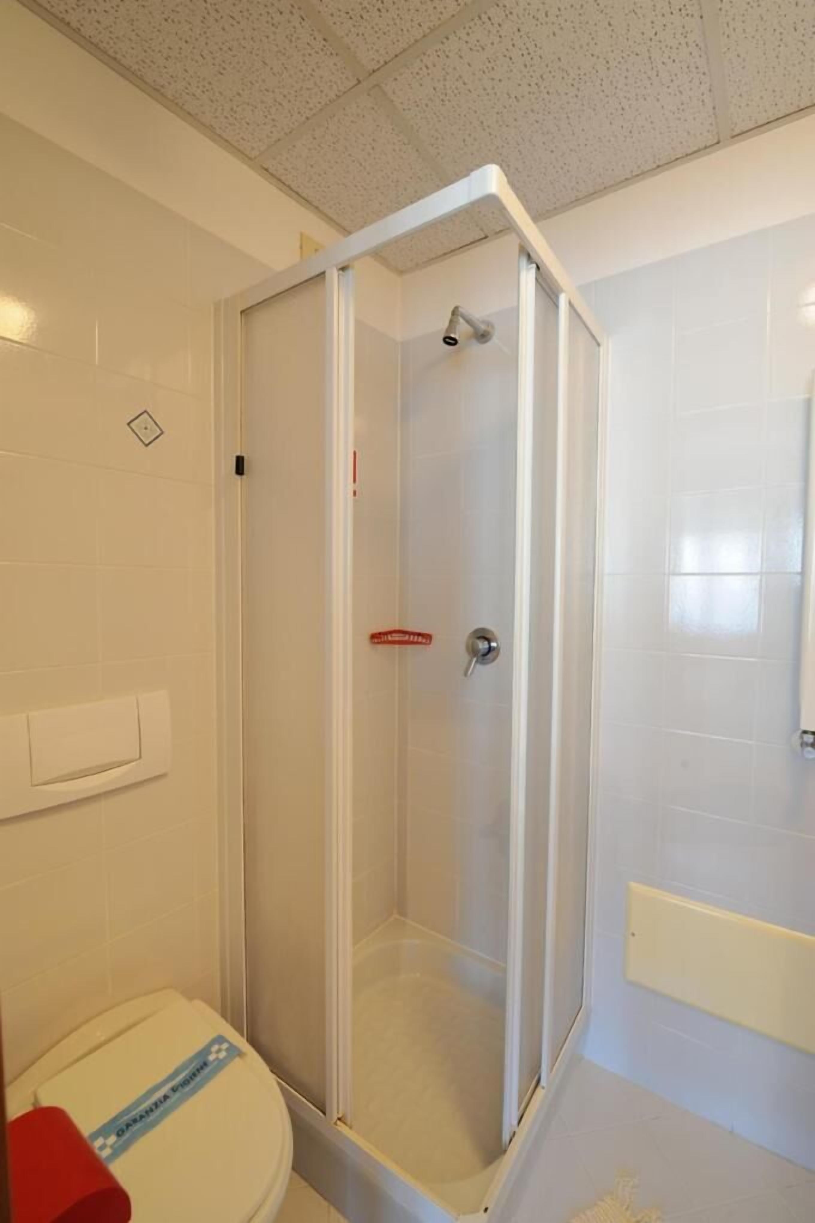 shower, free toiletries, hair dryer, bidet