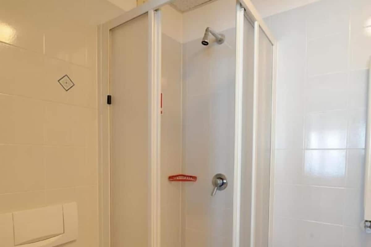 shower, free toiletries, hair dryer, bidet